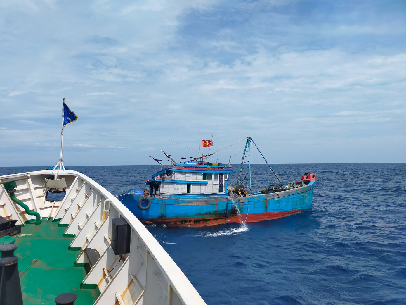 Ngoài việc phần tuyên truyền, vận động ngư dân thực hiện tốt các quy định của pháp luật về thủy sản, lực lượng kiểm ngư đã đồng hành, hỗ trợ để ngư dân yên tâm vươn khơi, bám biển sản xuất, đảm bảo trật tự an toàn, an ninh trên biển. Ngoài việc phần tuyên truyền, vận động ngư dân thực hiện tốt các quy định của pháp luật về thủy sản, lực lượng kiểm ngư đã đồng hành, hỗ trợ để ngư dân yên tâm vươn khơi, bám biển sản xuất, đảm bảo trật tự an toàn, an ninh trên biển.