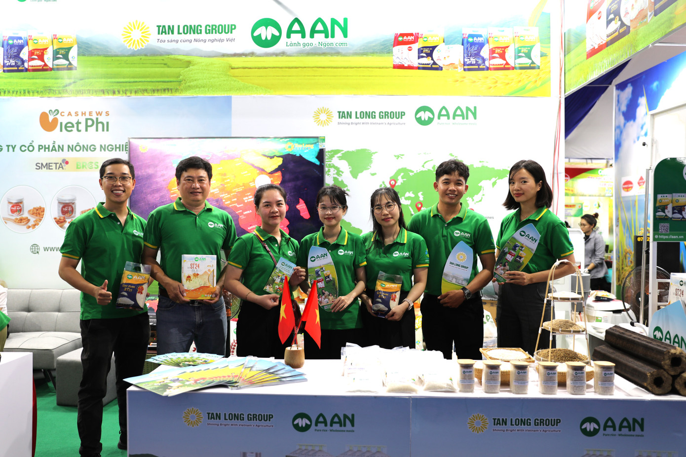 Tập đoàn Tân Long, Gạo A An là những thương hiệu tham gia sôi nổi hoạt động triển lãm tại Festival quốc tế đang diễn ra Tập đoàn Tân Long, Gạo A An là những thương hiệu tham gia sôi nổi hoạt động triển lãm tại Festival quốc tế đang diễn ra