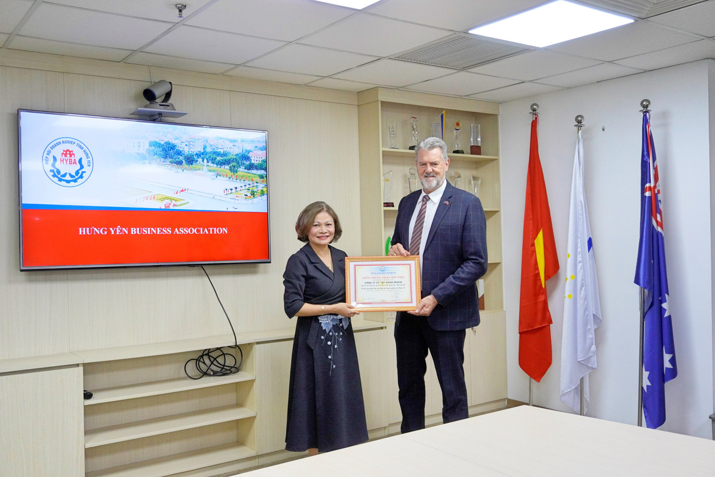 Bà Nguyễn Thị Thanh Hà - Chủ tịch Hiệp hội HYBA đã trao Chứng nhận hội viên cho ông David John Whitehead, Chủ tịch HĐQT Tập đoàn Mavin Bà Nguyễn Thị Thanh Hà - Chủ tịch Hiệp hội HYBA đã trao Chứng nhận hội viên cho ông David John Whitehead, Chủ tịch HĐQT Tập đoàn Mavin