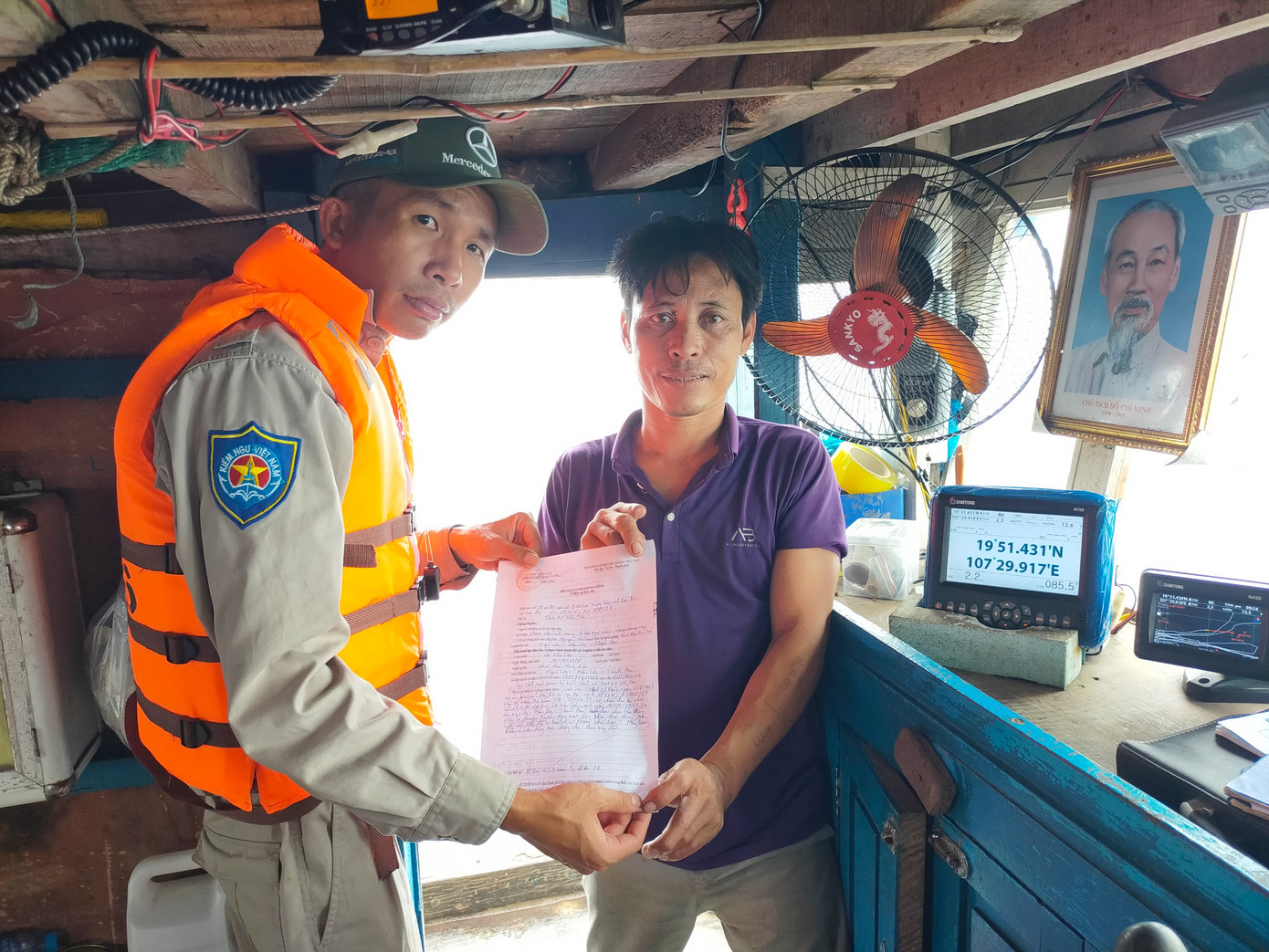 Trong mỗi chuyến tuần tra, kiểm tra, kiểm soát và xử lý hành vi vi phạm trong lĩnh vực thủy sản các Đoàn công tác của lực lượng kiểm ngư luôn chủ động tuyên truyền, phổ biến pháp luật về khai thác thủy sản tới bà con ngư dân, đồng thời yêu cầu thuyền trưởng (chủ tàu) ký cam kết không vi phạm các quy định của pháp luật về khai thác thủy sản. Trong mỗi chuyến tuần tra, kiểm tra, kiểm soát và xử lý hành vi vi phạm trong lĩnh vực thủy sản các Đoàn công tác của lực lượng kiểm ngư luôn chủ động tuyên truyền, phổ biến pháp luật về khai thác thủy sản tới bà con ngư dân, đồng thời yêu cầu thuyền trưởng (chủ tàu) ký cam kết không vi phạm các quy định của pháp luật về khai thác thủy sản.