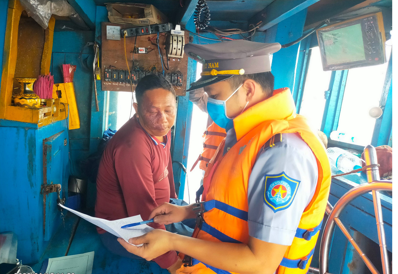Lực lượng kiểm ngư hướng dẫn, đồng hành, hỗ trợ để ngư dân vươn khơi bám biển, đảm bảo an toàn và chấp hành nghiêm pháp luật trên biển Lực lượng kiểm ngư hướng dẫn, đồng hành, hỗ trợ để ngư dân vươn khơi bám biển, đảm bảo an toàn và chấp hành nghiêm pháp luật trên biển