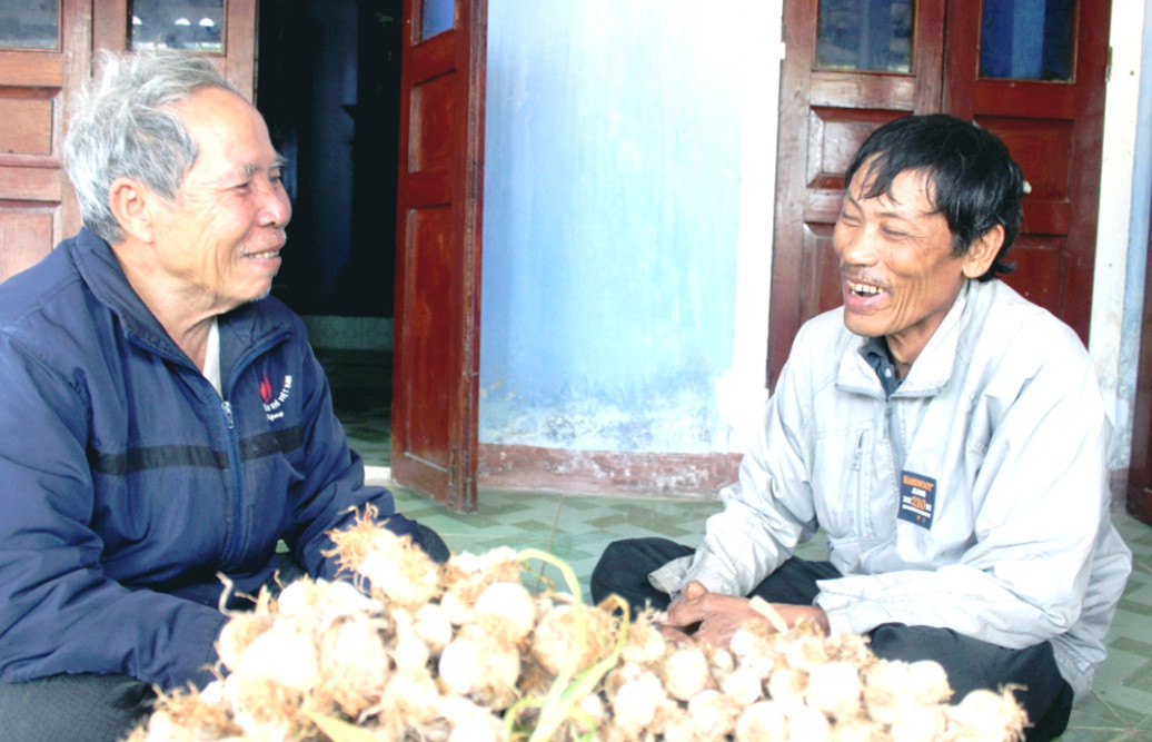 Ông Đặng Lợi (trái) ứng biến nhiều câu hò vè khiến người nghe bật cười