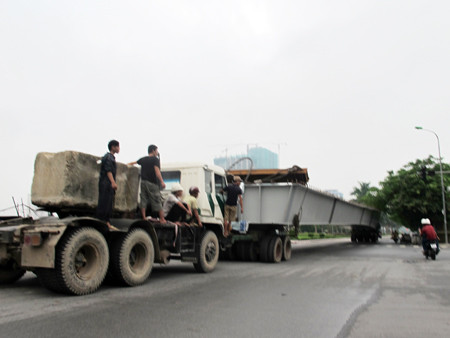 Và chở dầm cầu nhanh chóng rời khỏi hiện trường. Và chở dầm cầu nhanh chóng rời khỏi hiện trường