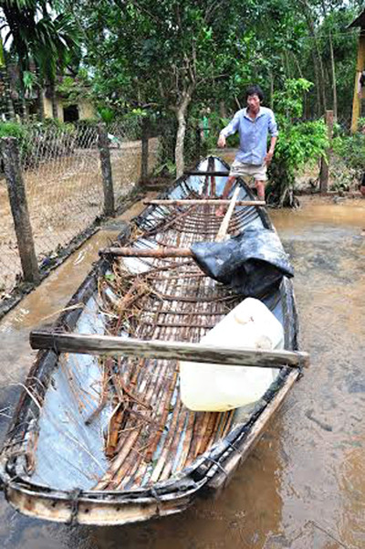 Chiếc ghe do gia đình ông Sở tự bỏ tiền túi đóng, để “lo việc thiên hạ”. Sau những giờ vượt lũ, chiếc ghe đã bị hư hại. ảnh: nguyễn huy