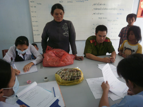 Bà Phạm Thị Mộng Oanh (đứng giữa) và hai con (bìa phải) cùng khối tài sản dễ nể