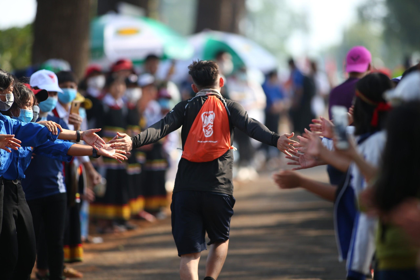 Những khoảnh khắc này sẽ còn được các runner tham gia Tiền Phong Marathon nhắc mãi mỗi khi nói về phố núi Pleiku. Những khoảnh khắc này sẽ còn được các runner tham gia Tiền Phong Marathon nhắc mãi mỗi khi nói về phố núi Pleiku.
