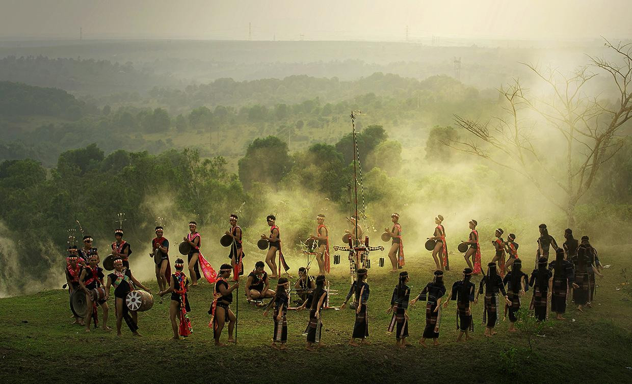 Ngày 25/11/2005, Văn hóa Cồng chiêng Tây Nguyên của Việt Nam đã được UNESCO chính thức công nhận là kiệt tác văn hóa phi vật thể và truyền khẩu của nhân loại. Sau Nhã nhạc Cung đình Huế, Cồng chiêng Tây Nguyên là di sản văn hóa phi vật thể thứ hai của Việt Nam được tôn vinh là di sản của thế giới Ngày 25/11/2005, Văn hóa Cồng chiêng Tây Nguyên của Việt Nam đã được UNESCO chính thức công nhận là kiệt tác văn hóa phi vật thể và truyền khẩu của nhân loại. Sau Nhã nhạc Cung đình Huế, Cồng chiêng Tây Nguyên là di sản văn hóa phi vật thể thứ hai của Việt Nam được tôn vinh là di sản của thế giới