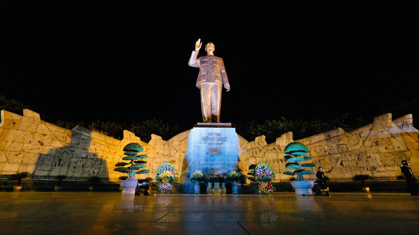 Lễ hội cồng chiêng diễn ra tại Quảng trường Đại Đoàn Kết (thành phố Pleiku, tỉnh Gia Lai), nơi đặt tượng Bác Hồ với các dân tộc Tây Nguyên, có một tấm bia đá đặc biệt, tạc toàn văn bức thư Bác Hồ gửi Đại hội các dân tộc thiểu số miền nam vào ngày 19/4/1946, bức thư có đoạn viết: "...Đồng bào Kinh hay Thổ, Mường hay Mán, Gia Rai hay Ê Đê, Xê Đăng hay Ba Na và các dân tộc thiểu số khác, đều là con cháu Việt Nam, đều là anh em ruột thịt. Chúng ta sống chết có nhau, sướng khổ cùng nhau, no đói giúp nhau. Trước kia chúng ta xa cách nhau, một là vì thiếu giấy liên lạc, hai là vì có kẻ xui giục để chia rẽ chúng ta. Ngày nay nước Việt Nam là nước chung của chúng ta. Trong Quốc hội có đủ đại biểu các dân tộc. Chính phủ thì có "Nha dân tộc thiểu số" để săn sóc cho tất cả đồng bào. Giang sơn và Chính phủ là giang sơn và Chính phủ chung của chúng ta. Vậy nên tất cả dân tộc chúng ta phải đoàn kết chặt chẽ để giữ gìn nước non ta, để ủng hộ Chính phủ ta. Chúng ta phải thương yêu nhau, phải kính trọng nhau, phải giúp đỡ nhau để mưu hạnh phúc chung của chúng ta và con cháu chúng ta. Sông có thể cạn, núi có thể mòn, nhưng lòng đoàn kết của chúng ta không bao giờ giảm bớt. Chúng ta quyết góp chung lực lượng lại để giữ vững quyền tự do, độc lập của chúng ta" Lễ hội cồng chiêng diễn ra tại Quảng trường Đại Đoàn Kết (thành phố Pleiku, tỉnh Gia Lai), nơi đặt tượng Bác Hồ với các dân tộc Tây Nguyên, có một tấm bia đá đặc biệt, tạc toàn văn bức thư Bác Hồ gửi Đại hội các dân tộc thiểu số miền nam vào ngày 19/4/1946, bức thư có đoạn viết: "...Đồng bào Kinh hay Thổ, Mường hay Mán, Gia Rai hay Ê Đê, Xê Đăng hay Ba Na và các dân tộc thiểu số khác, đều là con cháu Việt Nam, đều là anh em ruột thịt. Chúng ta sống chết có nhau, sướng khổ cùng nhau, no đói giúp nhau. Trước kia chúng ta xa cách nhau, một là vì thiếu giấy liên lạc, hai là vì có kẻ xui giục để chia rẽ chúng ta. Ngày nay nước Việt Nam là nước chung của chúng ta. Trong Quốc hội có đủ đại biểu các dân tộc. Chính phủ thì có "Nha dân tộc thiểu số" để săn sóc cho tất cả đồng bào. Giang sơn và Chính phủ là giang sơn và Chính phủ chung của chúng ta. Vậy nên tất cả dân tộc chúng ta phải đoàn kết chặt chẽ để giữ gìn nước non ta, để ủng hộ Chính phủ ta. Chúng ta phải thương yêu nhau, phải kính trọng nhau, phải giúp đỡ nhau để mưu hạnh phúc chung của chúng ta và con cháu chúng ta. Sông có thể cạn, núi có thể mòn, nhưng lòng đoàn kết của chúng ta không bao giờ giảm bớt. Chúng ta quyết góp chung lực lượng lại để giữ vững quyền tự do, độc lập của chúng ta"