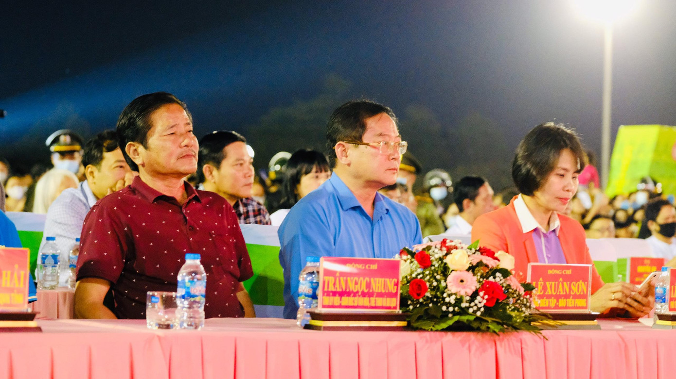 Lãnh đạo tỉnh và các sở, ban, ngành tỉnh Gia Lai và Ban tổ chức Tiền Phong Marathon 2021 tham dự đêm hội cồng chiêng "Giấc mơ đại ngàn" Lãnh đạo tỉnh và các sở, ban, ngành tỉnh Gia Lai và Ban tổ chức Tiền Phong Marathon 2021 tham dự đêm hội cồng chiêng "Giấc mơ đại ngàn"