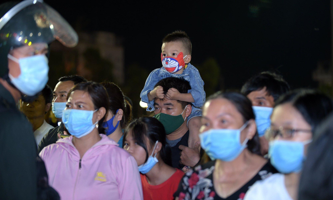 Công tác phòng dịch COVID-19 được nhiều người dân phố núi tuân thủ nghiêm khi tham gia đêm hội cồng chiêng. Công tác phòng dịch COVID-19 được nhiều người dân phố núi tuân thủ nghiêm khi tham gia đêm hội cồng chiêng.