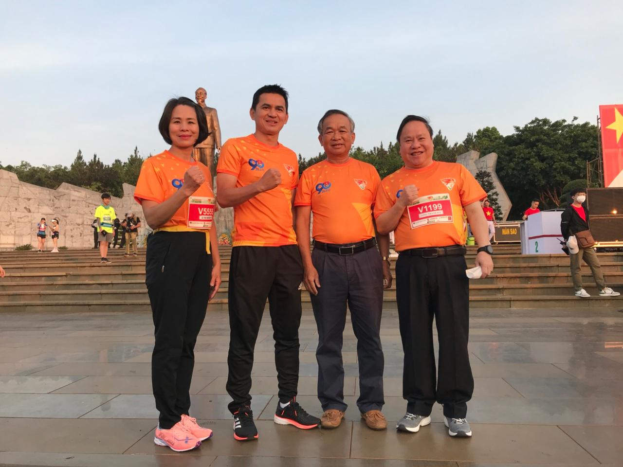 HLV CLB Hoàng Anh Gia Lai Kiatisuk tham gia cổ vũ các vận động viên tại Tiền Phong Marathon 2021 vào sáng nay, 28/3 HLV CLB Hoàng Anh Gia Lai Kiatisuk tham gia cổ vũ các vận động viên tại Tiền Phong Marathon 2021 vào sáng nay, 28/3