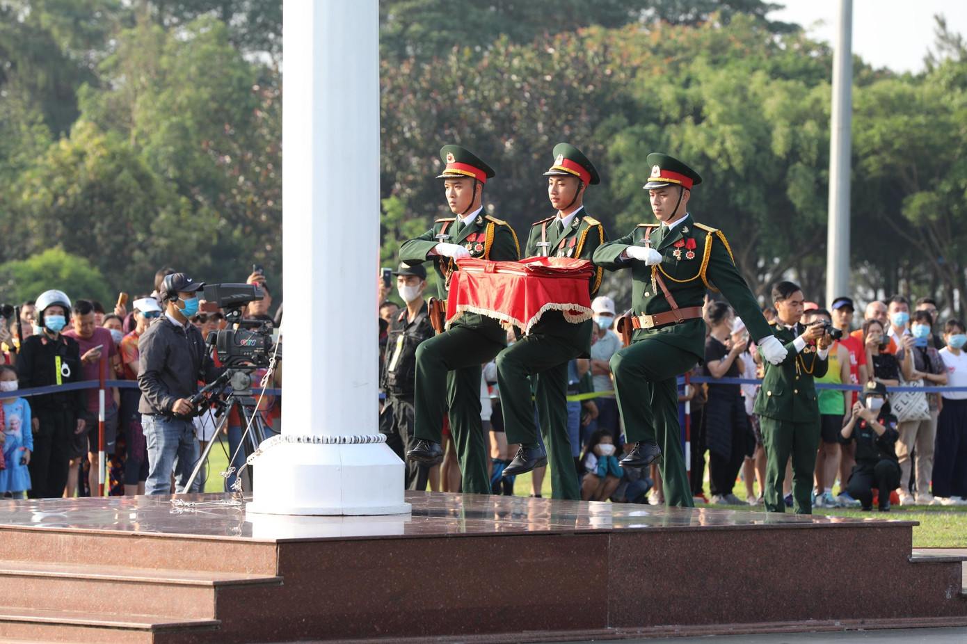 Uy nghiêm Lễ Thượng cờ trên Quảng trường Đại Đoàn Kết ảnh 20 Uy nghiêm Lễ Thượng cờ trên Quảng trường Đại Đoàn Kết ảnh 20