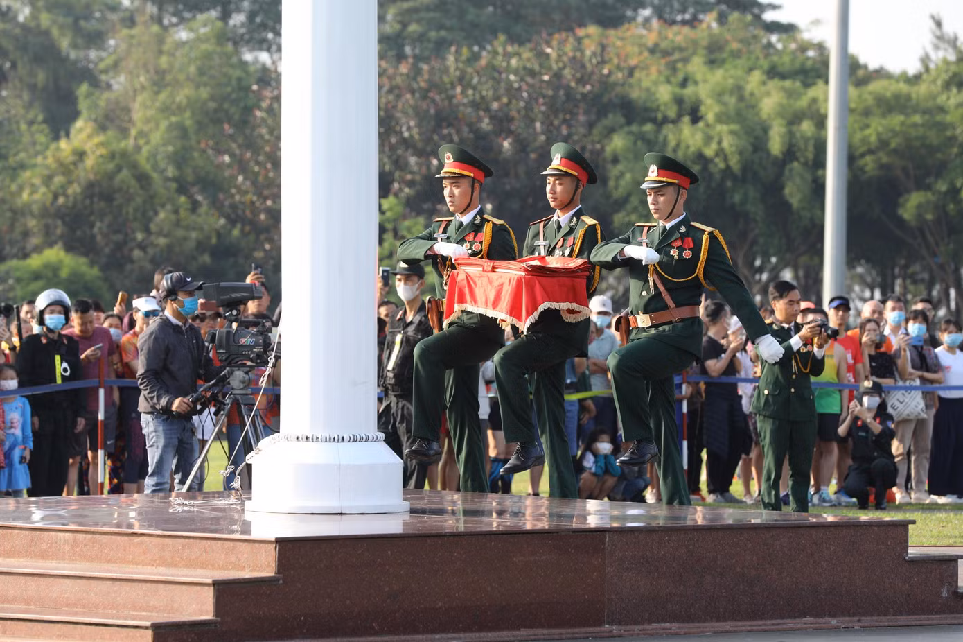 Uy nghiêm Lễ Thượng cờ trên Quảng trường Đại Đoàn Kết ảnh 20 Uy nghiêm Lễ Thượng cờ trên Quảng trường Đại Đoàn Kết ảnh 20