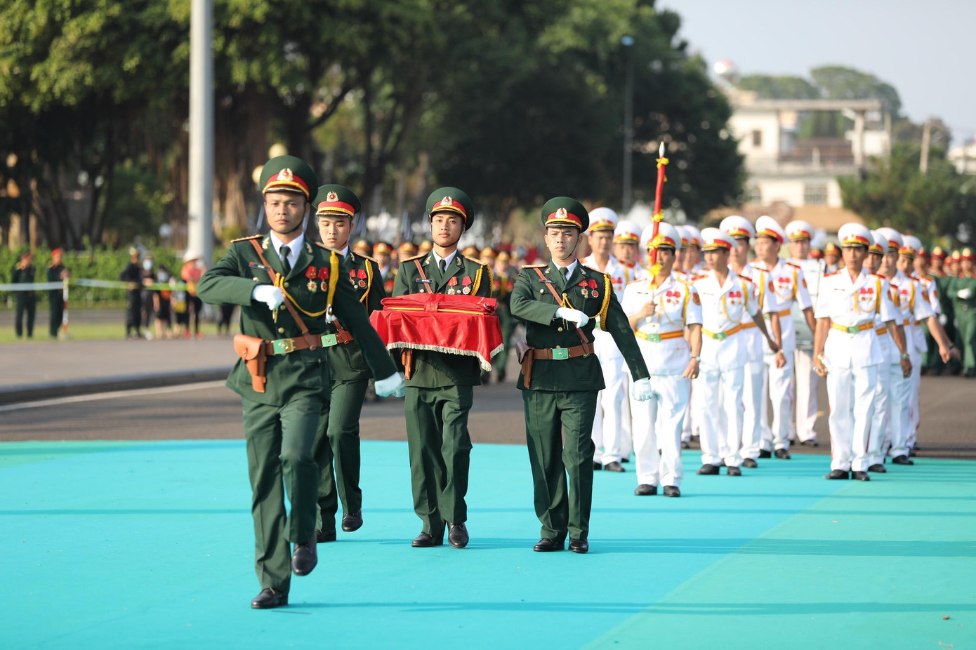 Lễ thượng cờ và tôn vinh lá cờ Tổ quốc là một nghi thức thiêng liêng không thể thiếu trong tất cả các giải đấu của Tiền Phong Marathon. Lễ thượng cờ và tôn vinh lá cờ Tổ quốc là một nghi thức thiêng liêng không thể thiếu trong tất cả các giải đấu của Tiền Phong Marathon.