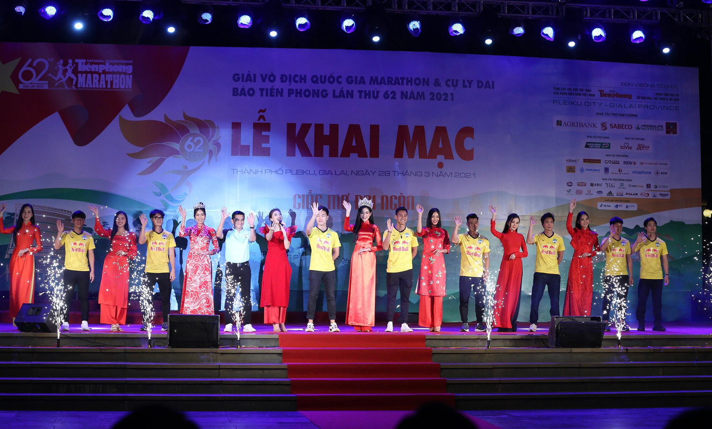 Hoa hậu Đỗ Thị Hà và cầu thủ HAGL giao lưu tại đêm hội cồng chiêng ảnh 21 Hoa hậu Đỗ Thị Hà và cầu thủ HAGL giao lưu tại đêm hội cồng chiêng ảnh 21