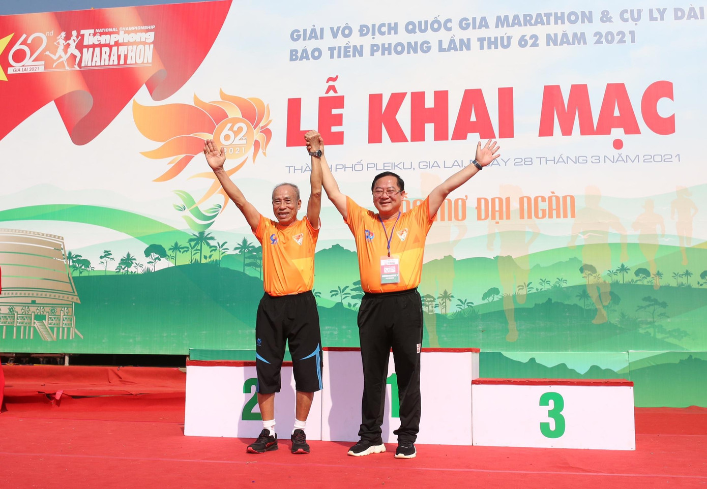 Ông Bùi Lương (bìa trái) được coi là tượng đài điền kinh Việt Nam khi từng 9 lần vô địch Giải việt dã toàn quốc báo Tiền Phong, trong đó có 8 năm liên tiếp. Ông giành nhiều giải thưởng trong và nước và được ghi nhận là huấn luyện viên điền kinh cao tuổi nhất tại Việt Nam Ông Bùi Lương (bìa trái) được coi là tượng đài điền kinh Việt Nam khi từng 9 lần vô địch Giải việt dã toàn quốc báo Tiền Phong, trong đó có 8 năm liên tiếp. Ông giành nhiều giải thưởng trong và nước và được ghi nhận là huấn luyện viên điền kinh cao tuổi nhất tại Việt Nam