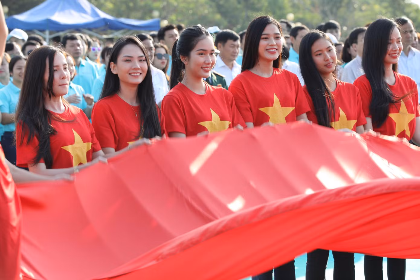 Uy nghiêm Lễ Thượng cờ trên Quảng trường Đại Đoàn Kết ảnh 27 Uy nghiêm Lễ Thượng cờ trên Quảng trường Đại Đoàn Kết ảnh 27
