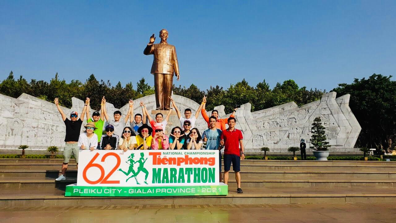 VĐV Hà Thị Lan cùng nhóm bạn tham gia Tiền Phong Marathon 2021 tại thành phố Pleiku, Gia Lai.