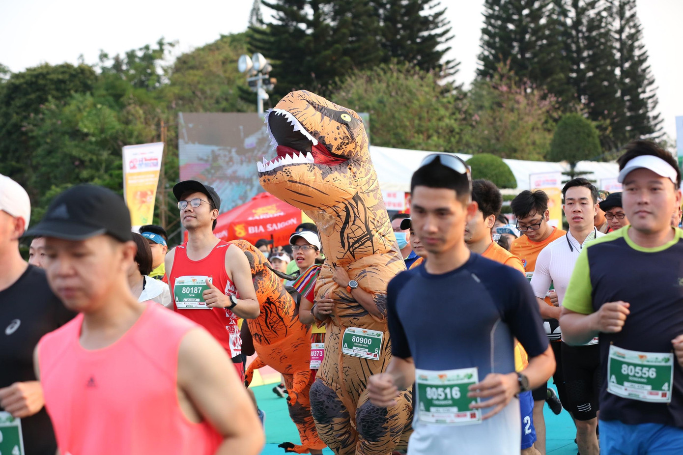 Hình ảnh độc đáo tại Tiền Phong Marathon 2021 sáng 28/3 Hình ảnh độc đáo tại Tiền Phong Marathon 2021 sáng 28/3