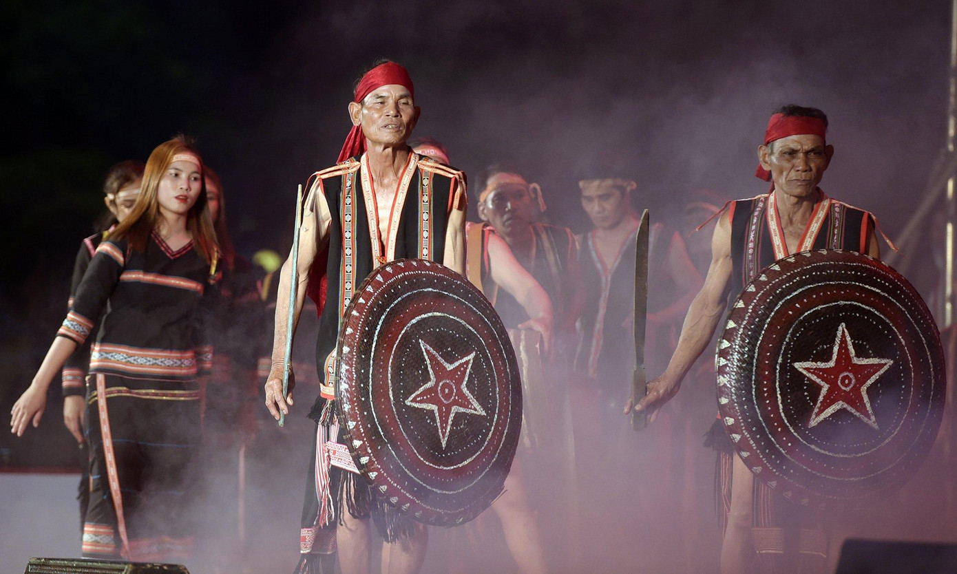 Vùng đất tỉnh Gia Lai có dân số hơn 1,5 triệu người, với 44 dân tộc sinh sống, trong đó đồng bào dân tộc Jrai chiếm hơn 30%, là một trong những tộc người cư trú lâu đời, với số lượng dân cư chiếm ưu thế trong cộng đồng các dân tộc thiểu số. Vùng đất tỉnh Gia Lai có dân số hơn 1,5 triệu người, với 44 dân tộc sinh sống, trong đó đồng bào dân tộc Jrai chiếm hơn 30%, là một trong những tộc người cư trú lâu đời, với số lượng dân cư chiếm ưu thế trong cộng đồng các dân tộc thiểu số.