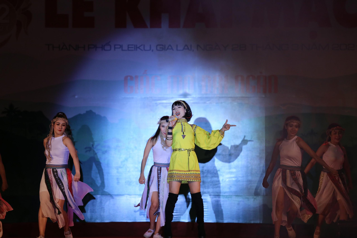 Hoa hậu Đỗ Thị Hà và cầu thủ HAGL giao lưu tại đêm hội cồng chiêng ảnh 34 Hoa hậu Đỗ Thị Hà và cầu thủ HAGL giao lưu tại đêm hội cồng chiêng ảnh 34