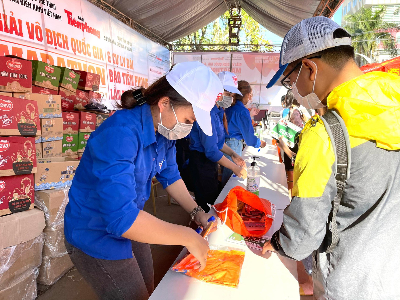 Để đảm bảo công tác phòng, chống dịch COVID-19 đạt hiệu quả, Ban tổ chức Tiền Phong Marathon 2021 thực hiện nghiêm hướng dẫn 5K mọi nơi, mọi lúc. Ảnh: Trọng Tài Để đảm bảo công tác phòng, chống dịch COVID-19 đạt hiệu quả, Ban tổ chức Tiền Phong Marathon 2021 thực hiện nghiêm hướng dẫn 5K mọi nơi, mọi lúc. Ảnh: Trọng Tài