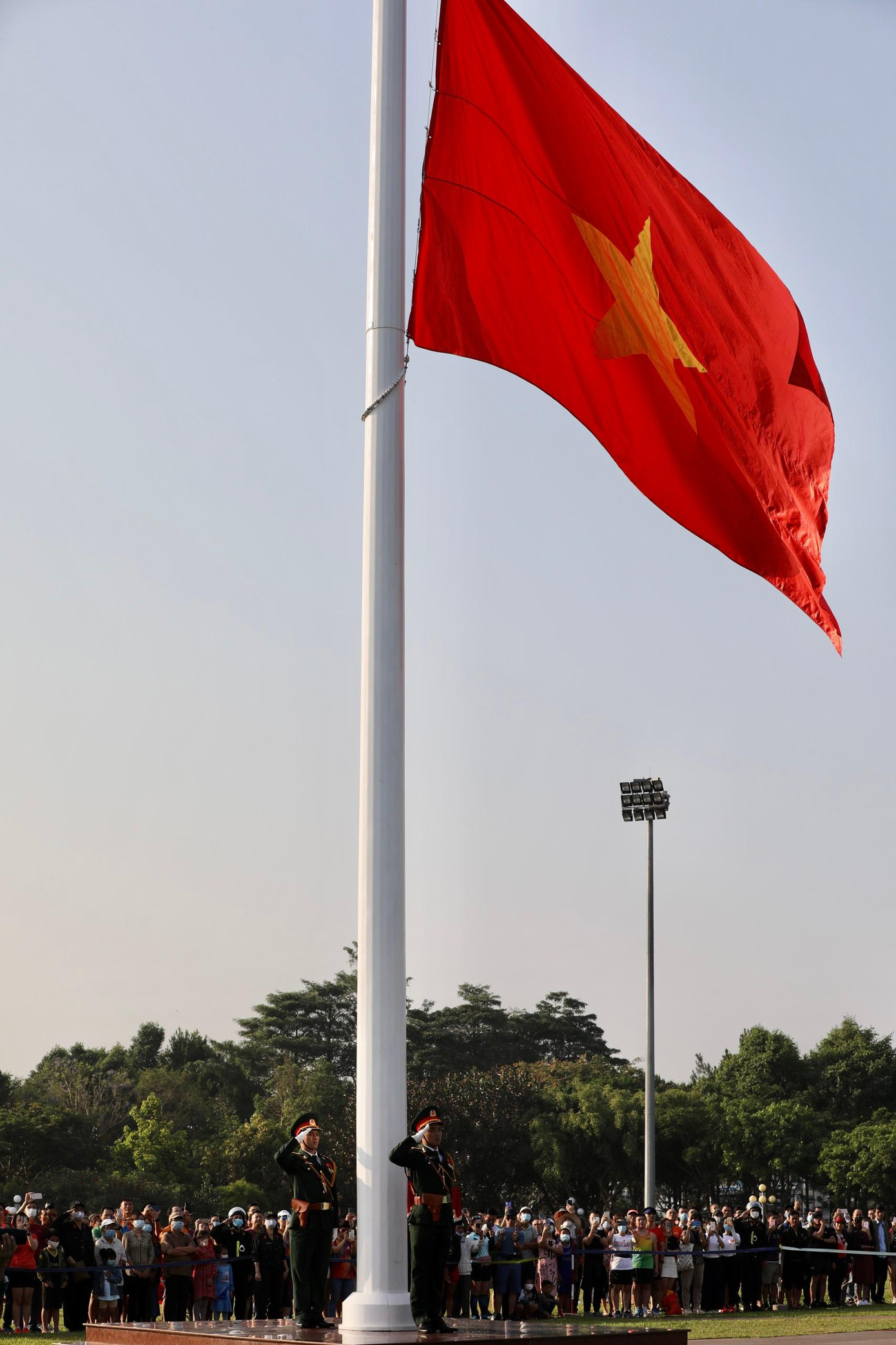 Lễ thượng cờ và tôn vinh cờ Tổ quốc là một truyền thống tốt đẹp tạo nên nét đặc sắc của một sự kiện quốc gia, Tiền Phong Marathon sẽ tiếp tục gìn giữ buổi lễ trang nghiêm này vào những mùa giải sau. Lễ thượng cờ và tôn vinh cờ Tổ quốc là một truyền thống tốt đẹp tạo nên nét đặc sắc của một sự kiện quốc gia, Tiền Phong Marathon sẽ tiếp tục gìn giữ buổi lễ trang nghiêm này vào những mùa giải sau.