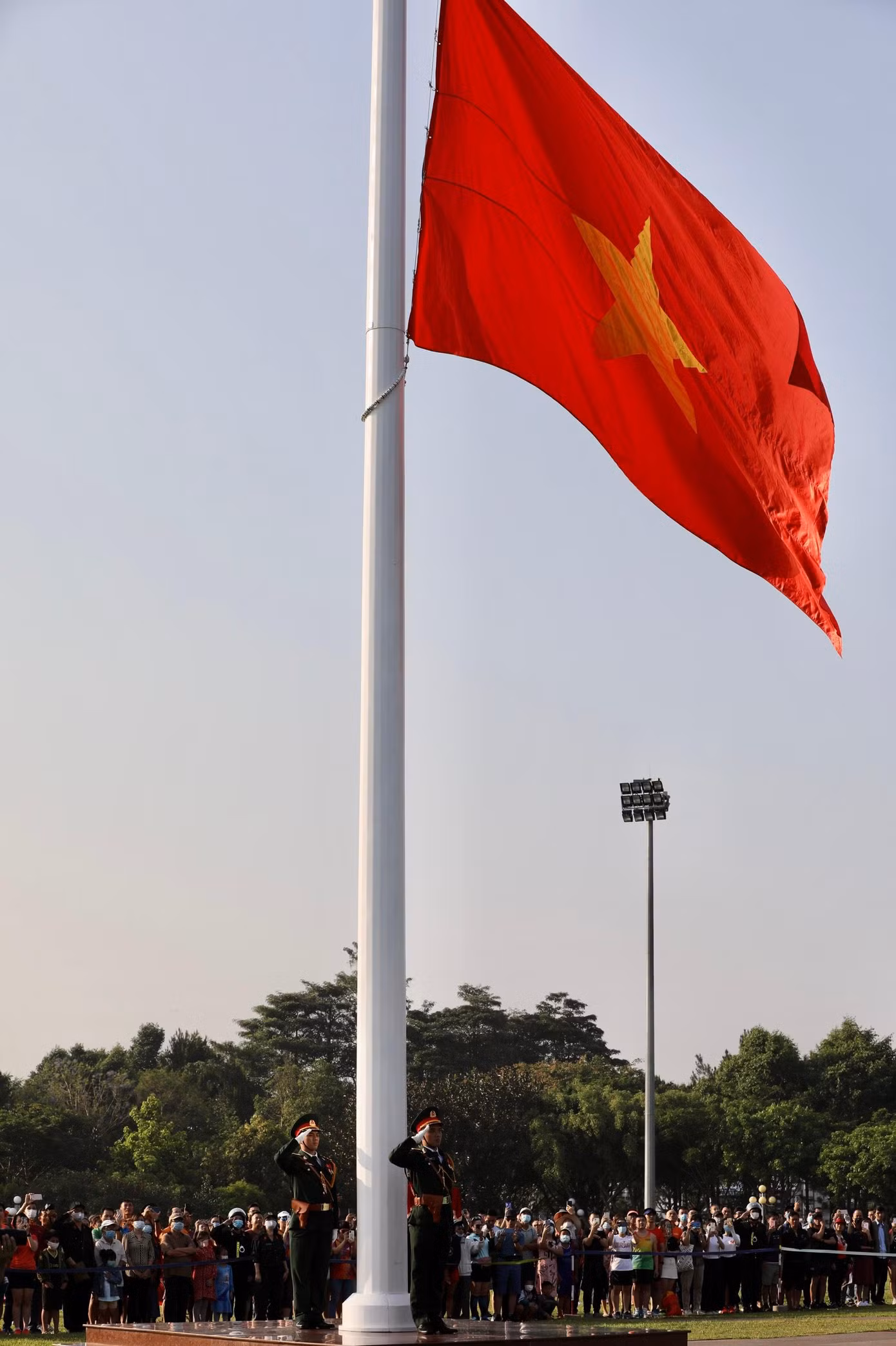 Lễ thượng cờ và tôn vinh cờ Tổ quốc là một truyền thống tốt đẹp tạo nên nét đặc sắc của một sự kiện quốc gia, Tiền Phong Marathon sẽ tiếp tục gìn giữ buổi lễ trang nghiêm này vào những mùa giải sau. Lễ thượng cờ và tôn vinh cờ Tổ quốc là một truyền thống tốt đẹp tạo nên nét đặc sắc của một sự kiện quốc gia, Tiền Phong Marathon sẽ tiếp tục gìn giữ buổi lễ trang nghiêm này vào những mùa giải sau.