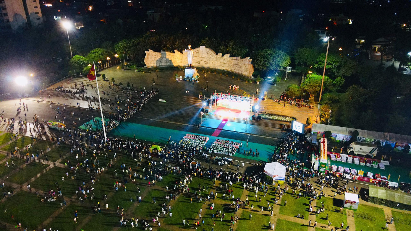 Hàng ngàn người đã về Quảng trường Đại Đoàn Kết chứng kiến đêm hội cồng chiêng. Hàng ngàn người đã về Quảng trường Đại Đoàn Kết chứng kiến đêm hội cồng chiêng.