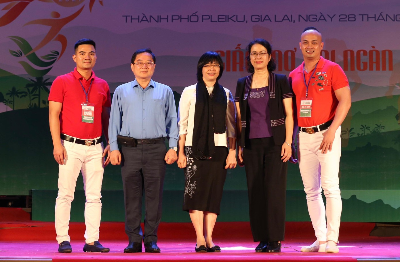 Đại diện lãnh đạo tỉnh Gia Lai, Ban tổ chức và đơn vị đồng hành cùng Tiền Phong Marathon 2021 chụp ảnh lưu niệm tại đêm hội cồng chiêng. Đại diện lãnh đạo tỉnh Gia Lai, Ban tổ chức và đơn vị đồng hành cùng Tiền Phong Marathon 2021 chụp ảnh lưu niệm tại đêm hội cồng chiêng.