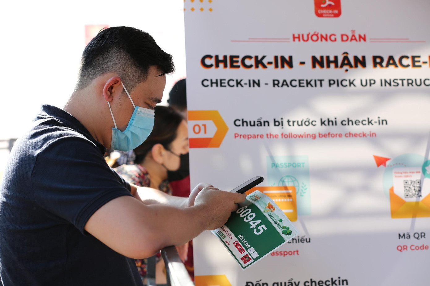 Các runner cũng chủ động thực hiện việc sát khẩu, đeo khẩu trang nơi công cộng. Ảnh: Trọng Tài Các runner cũng chủ động thực hiện việc sát khẩu, đeo khẩu trang nơi công cộng. Ảnh: Trọng Tài