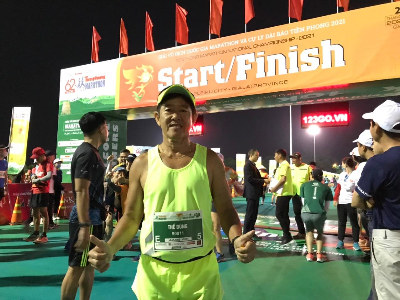 Ông Nguyễn Thế Dũng, 61 tuổi, CLB Gia Định, tham gia cự ly 42km, cho biết ông bắt đầu tham gia giải chạy từ năm 1992. Cùng đi với ông Dũng là 44 thành viên khác của CLB, trong đó, ông Dũng là người cao tuổi nhất. "Thành tích của mình là 2h46 phút. Mình dự giải để cạnh tranh với các runner cùng độ tuổi", ông Dũng nói. Theo ông Dũng, trước đây ông đã từng tham gia giải chạy báo Tiền Phong tại Pleiku. "Mình thấy nhớ Pleiku nên tham gia", ông Dũng nói thêm. Ông Nguyễn Thế Dũng, 61 tuổi, CLB Gia Định, tham gia cự ly 42km, cho biết ông bắt đầu tham gia giải chạy từ năm 1992. Cùng đi với ông Dũng là 44 thành viên khác của CLB, trong đó, ông Dũng là người cao tuổi nhất. "Thành tích của mình là 2h46 phút. Mình dự giải để cạnh tranh với các runner cùng độ tuổi", ông Dũng nói. Theo ông Dũng, trước đây ông đã từng tham gia giải chạy báo Tiền Phong tại Pleiku. "Mình thấy nhớ Pleiku nên tham gia", ông Dũng nói thêm.