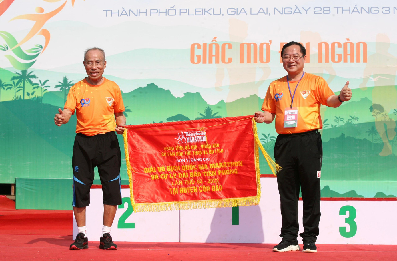 Nhà báo Lê Xuân Sơn - Tổng biên tập báo Tiền Phong, trao cờ đăng cai Giải Vô địch Quốc gia Marathon và cự ly dài báo Tiền Phong lần thứ 63 - năm 2022 cho tỉnh Bà Rịa - Vũng Tàu. Tượng đài điền kinh Việt Nam Bùi Lương đại diện Sở Văn hóa Thể thao và Du lịch tỉnh Bà Rịa - Vũng Tàu nhận cờ luân lưu. Nhà báo Lê Xuân Sơn - Tổng biên tập báo Tiền Phong, trao cờ đăng cai Giải Vô địch Quốc gia Marathon và cự ly dài báo Tiền Phong lần thứ 63 - năm 2022 cho tỉnh Bà Rịa - Vũng Tàu. Tượng đài điền kinh Việt Nam Bùi Lương đại diện Sở Văn hóa Thể thao và Du lịch tỉnh Bà Rịa - Vũng Tàu nhận cờ luân lưu.