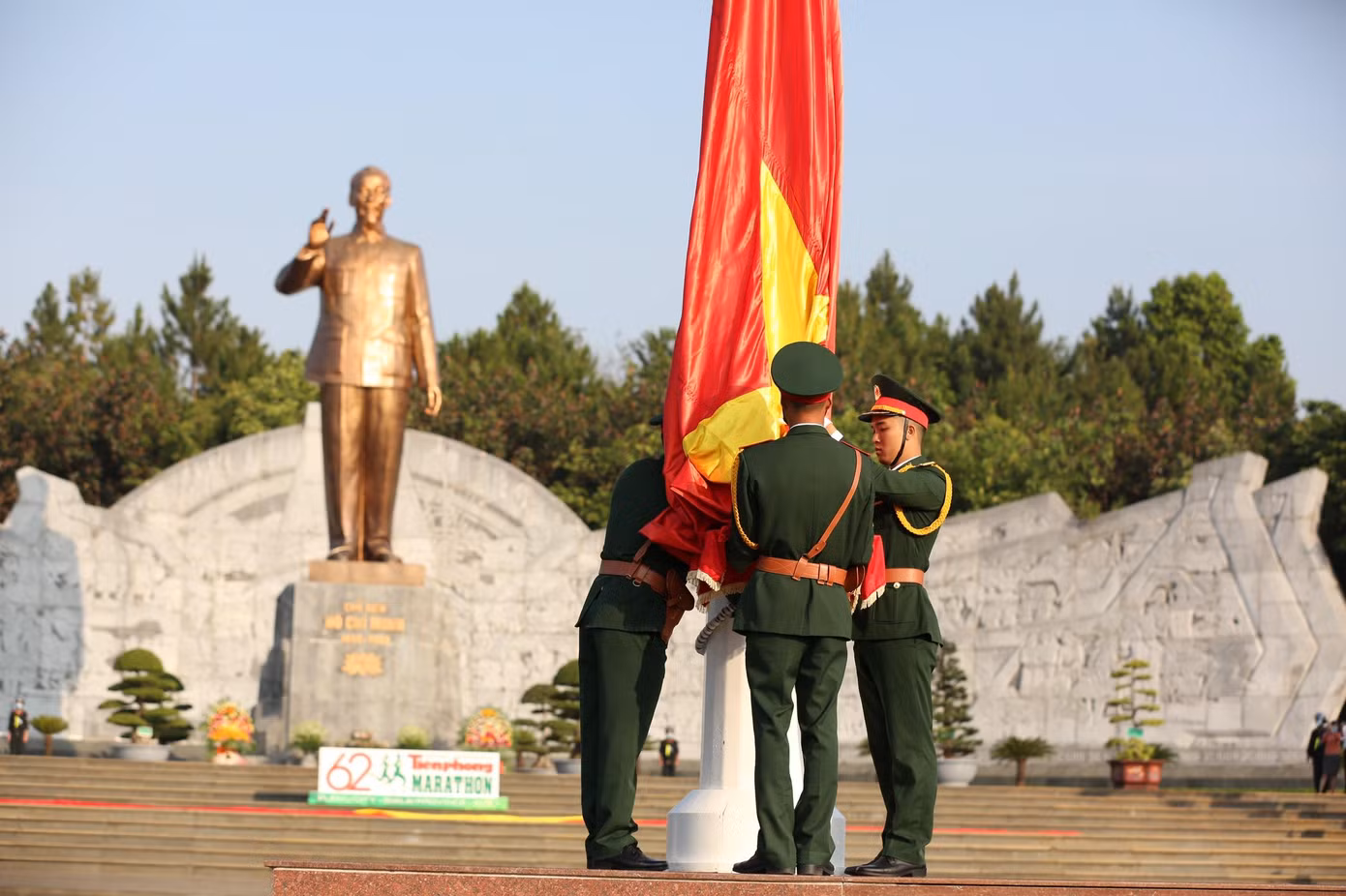 Uy nghiêm Lễ Thượng cờ trên Quảng trường Đại Đoàn Kết ảnh 21 Uy nghiêm Lễ Thượng cờ trên Quảng trường Đại Đoàn Kết ảnh 21