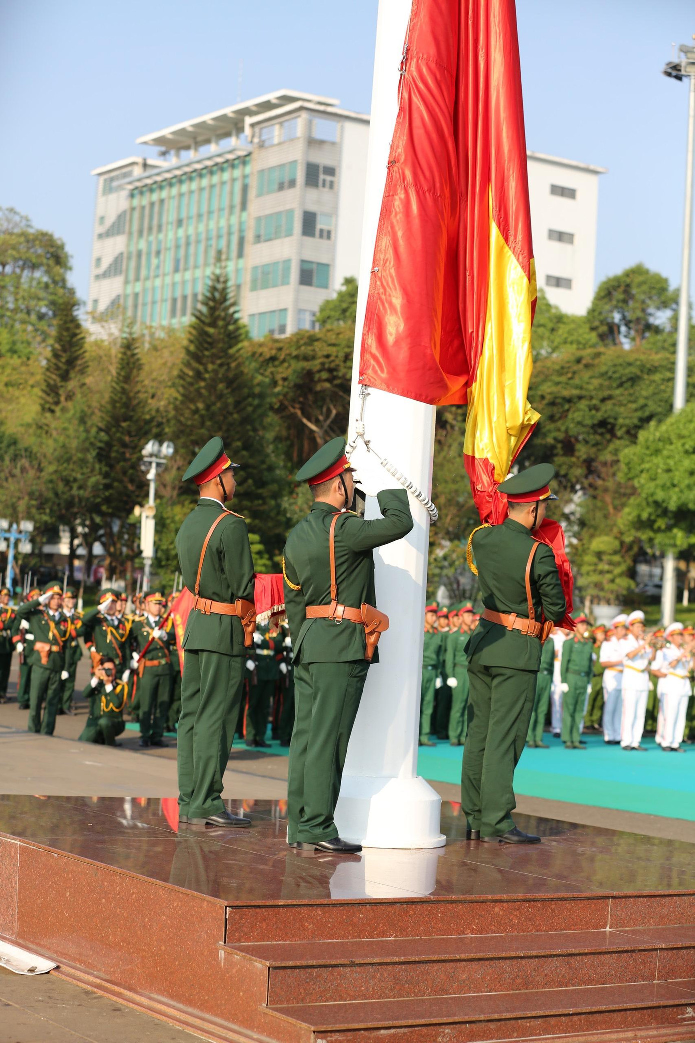 Uy nghiêm Lễ Thượng cờ trên Quảng trường Đại Đoàn Kết ảnh 22 Uy nghiêm Lễ Thượng cờ trên Quảng trường Đại Đoàn Kết ảnh 22