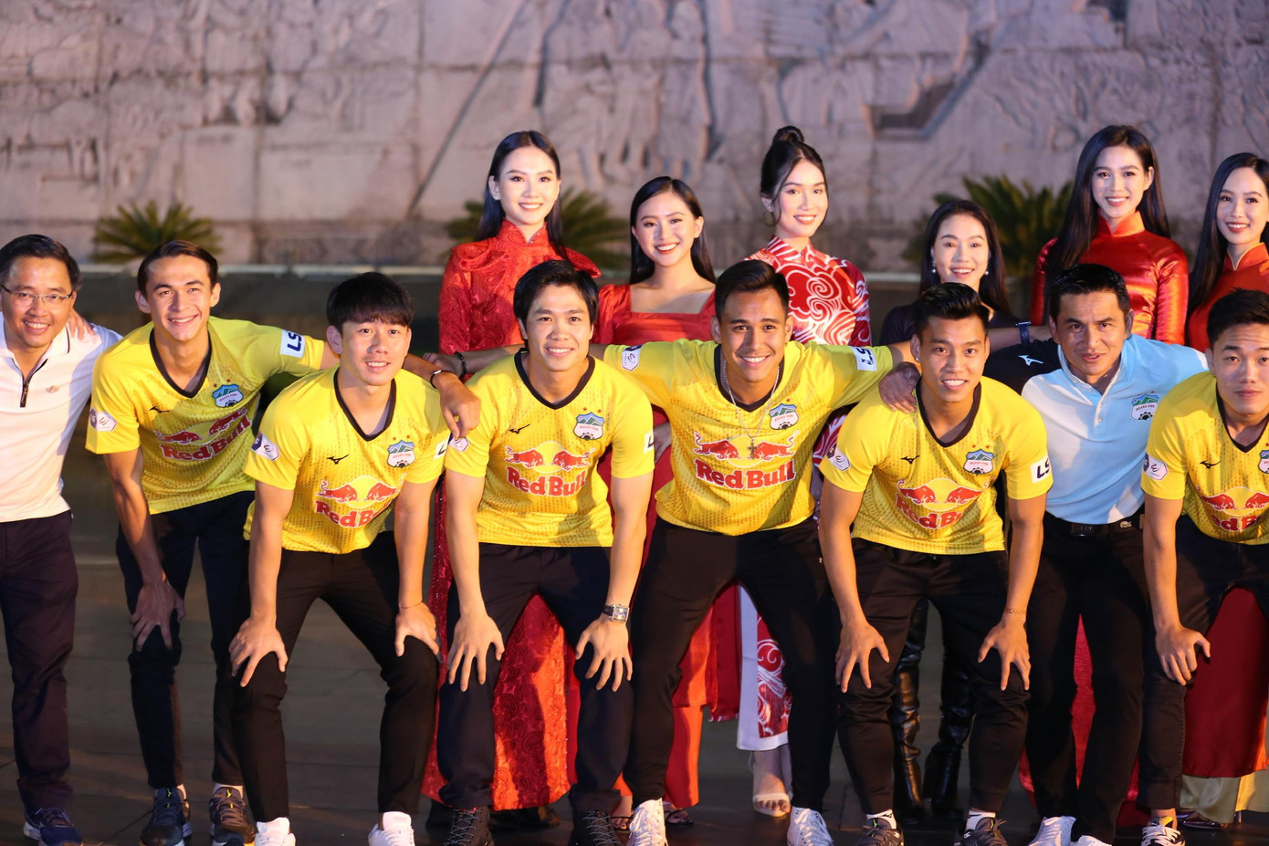 Tham dự đêm hội cồng chiêng và còn có các Hoa hậu, Á hậu, Hoa khôi, Người đẹp Hoa hậu Việt Nam và các cầu thủ CLB Hoàng Anh Gia Lai. Tham dự đêm hội cồng chiêng và còn có các Hoa hậu, Á hậu, Hoa khôi, Người đẹp Hoa hậu Việt Nam và các cầu thủ CLB Hoàng Anh Gia Lai.