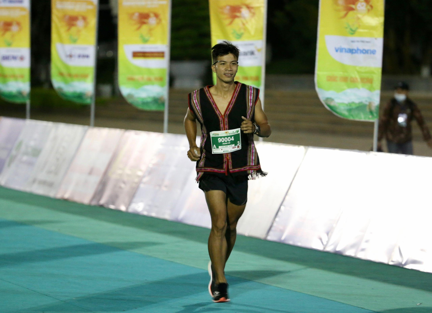 Anh Hưng Võ, CLB Adidas runner Sài Gòn, 31 tuổi, chia sẻ, năm nay CLB của anh đăng ký số lượng runner lớn tham gia giải chạy báo Tiền Phong. Anh Hưng bắt đầu chạy từ năm 15 tuổi, đến nay đã 16 năm. "Hôm nay mình dậy từ 3h sáng để chuẩn bị cho giải chạy", anh Hưng nói Anh Hưng Võ, CLB Adidas runner Sài Gòn, 31 tuổi, chia sẻ, năm nay CLB của anh đăng ký số lượng runner lớn tham gia giải chạy báo Tiền Phong. Anh Hưng bắt đầu chạy từ năm 15 tuổi, đến nay đã 16 năm. "Hôm nay mình dậy từ 3h sáng để chuẩn bị cho giải chạy", anh Hưng nói