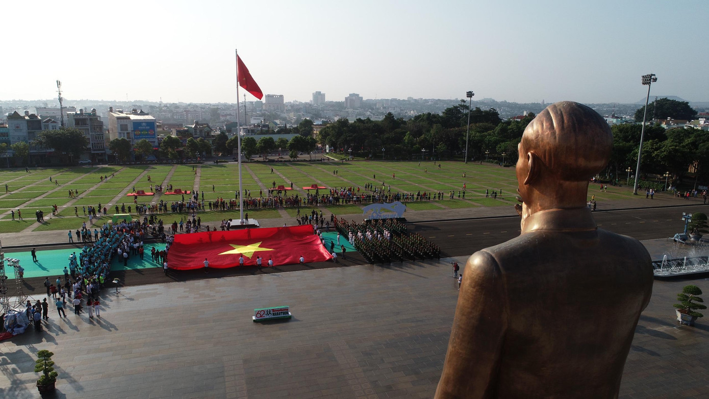 Chính tại Quảng trường Đại Đoàn Kết (thành phố Pleiku, tỉnh Gia Lai) nơi đặt tượng Bác Hồ với các dân tộc Tây Nguyên, có một tấm bia đá đặc biệt, tạc toàn văn bức thư Bác Hồ gửi Đại hội các dân tộc thiểu số miền nam vào ngày 19/4/1946, bức thư có đoạn viết: "...Đồng bào Kinh hay Thổ, Mường hay Mán, Gia Rai hay Ê Đê, Xê Đăng hay Ba Na và các dân tộc thiểu số khác, đều là con cháu Việt Nam, đều là anh em ruột thịt. Chúng ta sống chết có nhau, sướng khổ cùng nhau, no đói giúp nhau. Trước kia chúng ta xa cách nhau, một là vì thiếu giấy liên lạc, hai là vì có kẻ xui giục để chia rẽ chúng ta. Ngày nay nước Việt Nam là nước chung của chúng ta. Trong Quốc hội có đủ đại biểu các dân tộc. Chính phủ thì có "Nha dân tộc thiểu số" để săn sóc cho tất cả đồng bào. Giang sơn và Chính phủ là giang sơn và Chính phủ chung của chúng ta. Vậy nên tất cả dân tộc chúng ta phải đoàn kết chặt chẽ để giữ gìn nước non ta, để ủng hộ Chính phủ ta. Chúng ta phải thương yêu nhau, phải kính trọng nhau, phải giúp đỡ nhau để mưu hạnh phúc chung của chúng ta và con cháu chúng ta. Sông có thể cạn, núi có thể mòn, nhưng lòng đoàn kết của chúng ta không bao giờ giảm bớt. Chúng ta quyết góp chung lực lượng lại để giữ vững quyền tự do, độc lập của chúng ta". Chính tại Quảng trường Đại Đoàn Kết (thành phố Pleiku, tỉnh Gia Lai) nơi đặt tượng Bác Hồ với các dân tộc Tây Nguyên, có một tấm bia đá đặc biệt, tạc toàn văn bức thư Bác Hồ gửi Đại hội các dân tộc thiểu số miền nam vào ngày 19/4/1946, bức thư có đoạn viết: "...Đồng bào Kinh hay Thổ, Mường hay Mán, Gia Rai hay Ê Đê, Xê Đăng hay Ba Na và các dân tộc thiểu số khác, đều là con cháu Việt Nam, đều là anh em ruột thịt. Chúng ta sống chết có nhau, sướng khổ cùng nhau, no đói giúp nhau. Trước kia chúng ta xa cách nhau, một là vì thiếu giấy liên lạc, hai là vì có kẻ xui giục để chia rẽ chúng ta. Ngày nay nước Việt Nam là nước chung của chúng ta. Trong Quốc hội có đủ đại biểu các dân tộc. Chính phủ thì có "Nha dân tộc thiểu số" để săn sóc cho tất cả đồng bào. Giang sơn và Chính phủ là giang sơn và Chính phủ chung của chúng ta. Vậy nên tất cả dân tộc chúng ta phải đoàn kết chặt chẽ để giữ gìn nước non ta, để ủng hộ Chính phủ ta. Chúng ta phải thương yêu nhau, phải kính trọng nhau, phải giúp đỡ nhau để mưu hạnh phúc chung của chúng ta và con cháu chúng ta. Sông có thể cạn, núi có thể mòn, nhưng lòng đoàn kết của chúng ta không bao giờ giảm bớt. Chúng ta quyết góp chung lực lượng lại để giữ vững quyền tự do, độc lập của chúng ta".