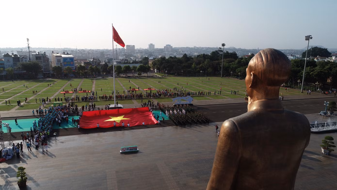 Chính tại Quảng trường Đại Đoàn Kết (thành phố Pleiku, tỉnh Gia Lai) nơi đặt tượng Bác Hồ với các dân tộc Tây Nguyên, có một tấm bia đá đặc biệt, tạc toàn văn bức thư Bác Hồ gửi Đại hội các dân tộc thiểu số miền nam vào ngày 19/4/1946, bức thư có đoạn viết: "...Đồng bào Kinh hay Thổ, Mường hay Mán, Gia Rai hay Ê Đê, Xê Đăng hay Ba Na và các dân tộc thiểu số khác, đều là con cháu Việt Nam, đều là anh em ruột thịt. Chúng ta sống chết có nhau, sướng khổ cùng nhau, no đói giúp nhau. Trước kia chúng ta xa cách nhau, một là vì thiếu giấy liên lạc, hai là vì có kẻ xui giục để chia rẽ chúng ta. Ngày nay nước Việt Nam là nước chung của chúng ta. Trong Quốc hội có đủ đại biểu các dân tộc. Chính phủ thì có "Nha dân tộc thiểu số" để săn sóc cho tất cả đồng bào. Giang sơn và Chính phủ là giang sơn và Chính phủ chung của chúng ta. Vậy nên tất cả dân tộc chúng ta phải đoàn kết chặt chẽ để giữ gìn nước non ta, để ủng hộ Chính phủ ta. Chúng ta phải thương yêu nhau, phải kính trọng nhau, phải giúp đỡ nhau để mưu hạnh phúc chung của chúng ta và con cháu chúng ta. Sông có thể cạn, núi có thể mòn, nhưng lòng đoàn kết của chúng ta không bao giờ giảm bớt. Chúng ta quyết góp chung lực lượng lại để giữ vững quyền tự do, độc lập của chúng ta". Chính tại Quảng trường Đại Đoàn Kết (thành phố Pleiku, tỉnh Gia Lai) nơi đặt tượng Bác Hồ với các dân tộc Tây Nguyên, có một tấm bia đá đặc biệt, tạc toàn văn bức thư Bác Hồ gửi Đại hội các dân tộc thiểu số miền nam vào ngày 19/4/1946, bức thư có đoạn viết: "...Đồng bào Kinh hay Thổ, Mường hay Mán, Gia Rai hay Ê Đê, Xê Đăng hay Ba Na và các dân tộc thiểu số khác, đều là con cháu Việt Nam, đều là anh em ruột thịt. Chúng ta sống chết có nhau, sướng khổ cùng nhau, no đói giúp nhau. Trước kia chúng ta xa cách nhau, một là vì thiếu giấy liên lạc, hai là vì có kẻ xui giục để chia rẽ chúng ta. Ngày nay nước Việt Nam là nước chung của chúng ta. Trong Quốc hội có đủ đại biểu các dân tộc. Chính phủ thì có "Nha dân tộc thiểu số" để săn sóc cho tất cả đồng bào. Giang sơn và Chính phủ là giang sơn và Chính phủ chung của chúng ta. Vậy nên tất cả dân tộc chúng ta phải đoàn kết chặt chẽ để giữ gìn nước non ta, để ủng hộ Chính phủ ta. Chúng ta phải thương yêu nhau, phải kính trọng nhau, phải giúp đỡ nhau để mưu hạnh phúc chung của chúng ta và con cháu chúng ta. Sông có thể cạn, núi có thể mòn, nhưng lòng đoàn kết của chúng ta không bao giờ giảm bớt. Chúng ta quyết góp chung lực lượng lại để giữ vững quyền tự do, độc lập của chúng ta".