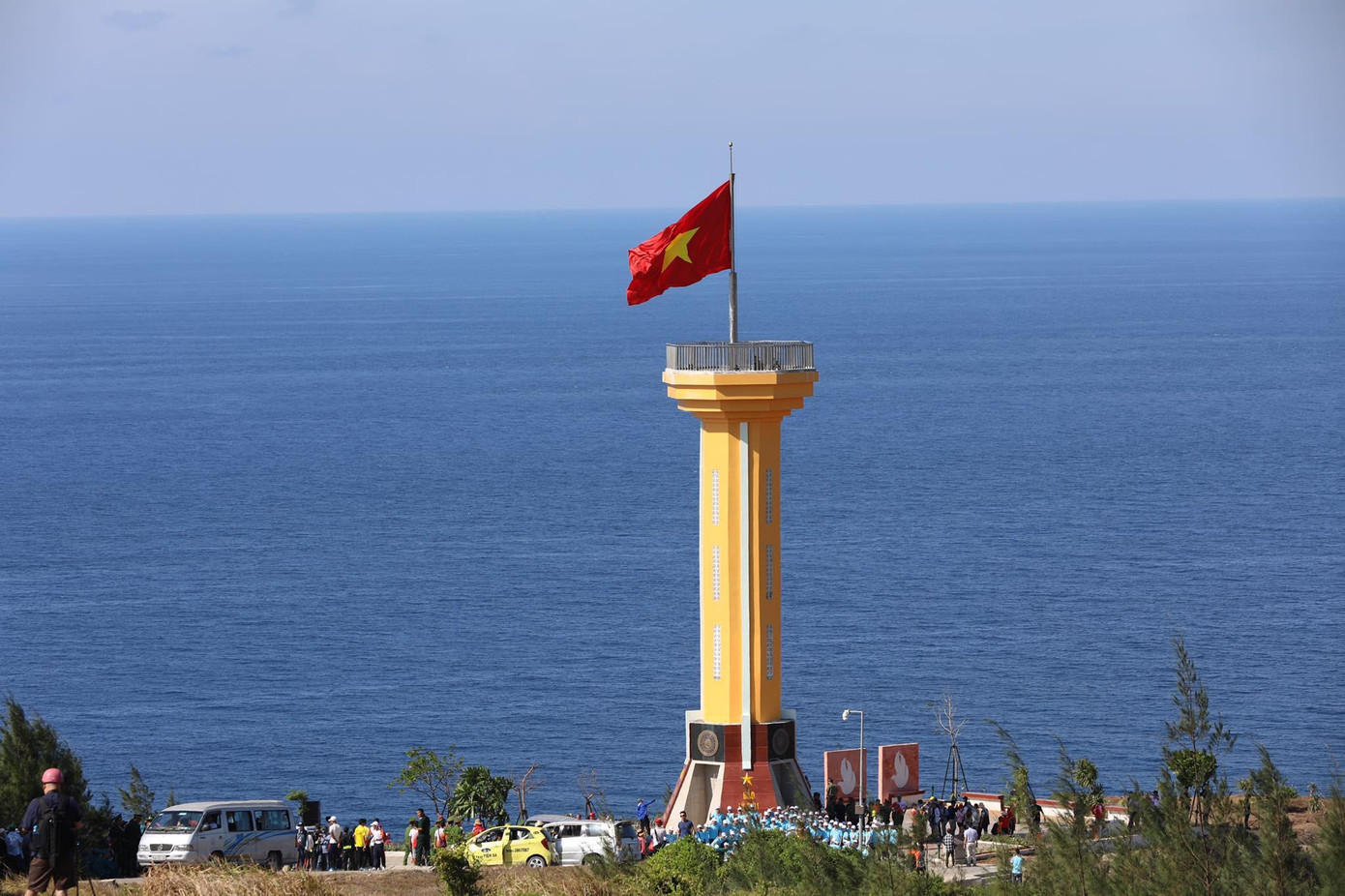 Nghi thức thượng cờ Tổ quốc trên một hòn đảo giàu truyền thống lịch sử, văn hoá và có vị trí chiến lược như Lý Sơn, khiến Tiền Phong Marathon vượt lên trên ý nghĩa của một giải đấu thể thao, mà còn thể hiện trách nhiệm của Ban tổ chức, vận động viên đối với lòng tự tôn quốc gia, dân tộc, thể hiện lòng yêu nước, thương nòi. Nghi thức thượng cờ Tổ quốc trên một hòn đảo giàu truyền thống lịch sử, văn hoá và có vị trí chiến lược như Lý Sơn, khiến Tiền Phong Marathon vượt lên trên ý nghĩa của một giải đấu thể thao, mà còn thể hiện trách nhiệm của Ban tổ chức, vận động viên đối với lòng tự tôn quốc gia, dân tộc, thể hiện lòng yêu nước, thương nòi.