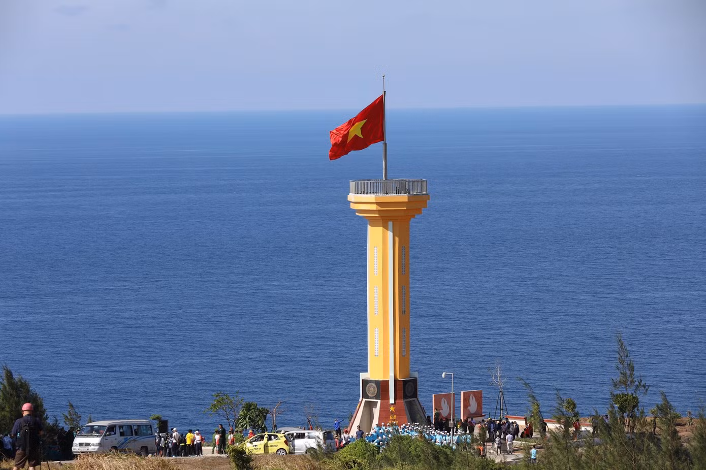 Nghi thức thượng cờ Tổ quốc trên một hòn đảo giàu truyền thống lịch sử, văn hoá và có vị trí chiến lược như Lý Sơn, khiến Tiền Phong Marathon vượt lên trên ý nghĩa của một giải đấu thể thao, mà còn thể hiện trách nhiệm của Ban tổ chức, vận động viên đối với lòng tự tôn quốc gia, dân tộc, thể hiện lòng yêu nước, thương nòi. Nghi thức thượng cờ Tổ quốc trên một hòn đảo giàu truyền thống lịch sử, văn hoá và có vị trí chiến lược như Lý Sơn, khiến Tiền Phong Marathon vượt lên trên ý nghĩa của một giải đấu thể thao, mà còn thể hiện trách nhiệm của Ban tổ chức, vận động viên đối với lòng tự tôn quốc gia, dân tộc, thể hiện lòng yêu nước, thương nòi.