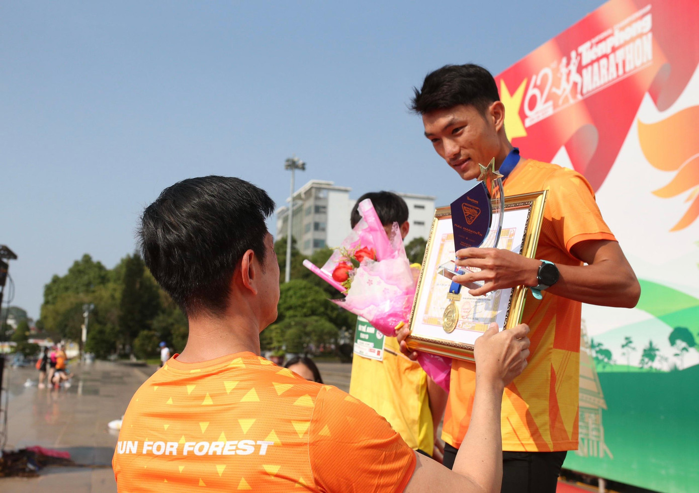 Tuyển thủ quốc gia Hoàng Nguyên Thanh (Bình Phước) bảo vệ thành công chức vô địch ở nội dung marathon tại Giải Vô địch Quốc gia Marathon và cự ly dài báo Tiền Phong (Tiền Phong Marathon) năm 2021 Tuyển thủ quốc gia Hoàng Nguyên Thanh (Bình Phước) bảo vệ thành công chức vô địch ở nội dung marathon tại Giải Vô địch Quốc gia Marathon và cự ly dài báo Tiền Phong (Tiền Phong Marathon) năm 2021