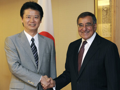 Bộ trưởng Quốc phòng Mỹ Leon Panetta (phải) và Bộ trưởng Ngoại giao Nhật Bản Koichiro Gemba. Ảnh: AP. Bộ trưởng Quốc phòng Mỹ Leon Panetta (phải) và Bộ trưởng Ngoại giao Nhật Bản Koichiro Gemba. Ảnh: AP