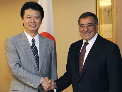 Bộ trưởng Quốc phòng Mỹ Leon Panetta (phải) và Bộ trưởng Ngoại giao Nhật Bản Koichiro Gemba. Ảnh: AP