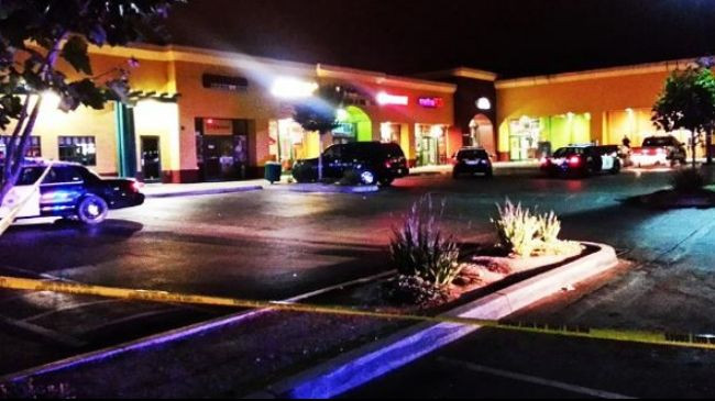 Bên ngoài cửa hàng thuốc lá ở thị trấn Salinas, bang California vào đêm xảy ra vũ nổ súng