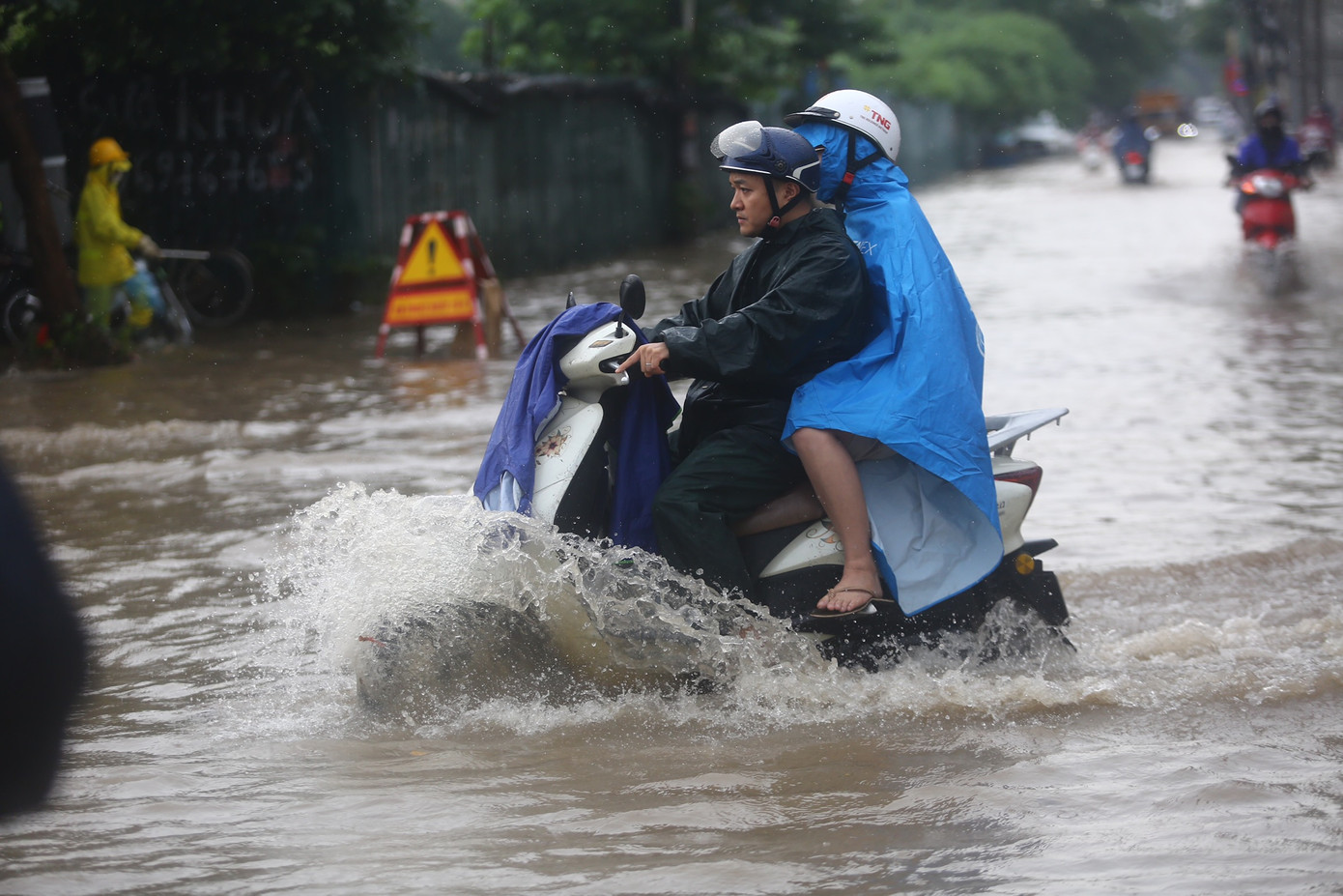 Hàng loạt phương tiện "chết đuối".