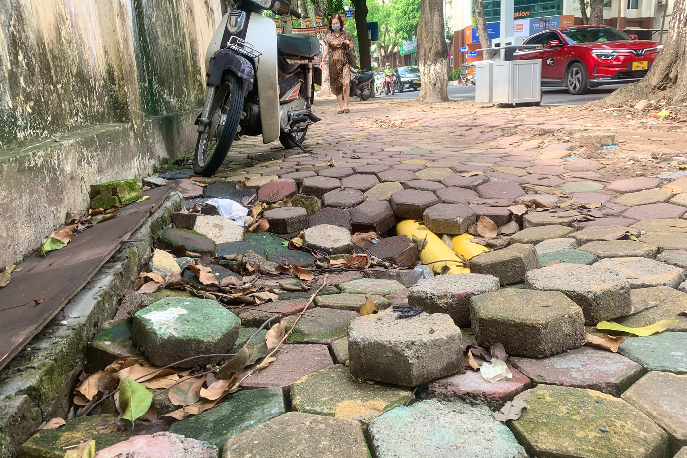 Vỉa hè cũ, nham nhở trên phố Trần Bình Trọng.