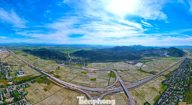 Cao tốc Diễn Châu - Bãi Vọt dài 49 km đi qua 2 tỉnh Nghệ An và Hà Tĩnh.