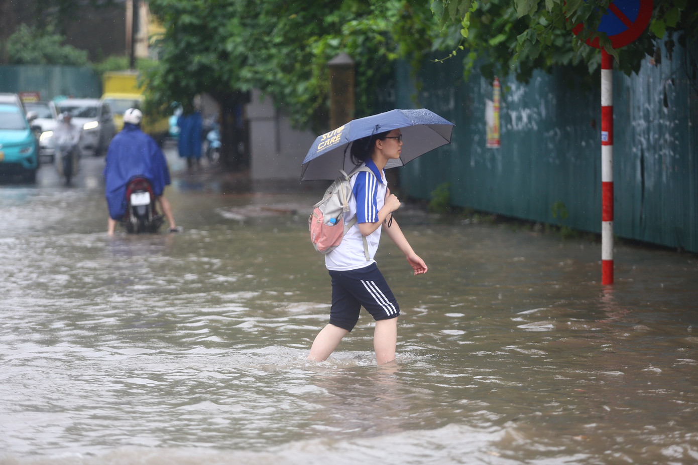 Giao thông tê liệt, học sinh, sinh viên chỉ còn cách lội nước đến trường.