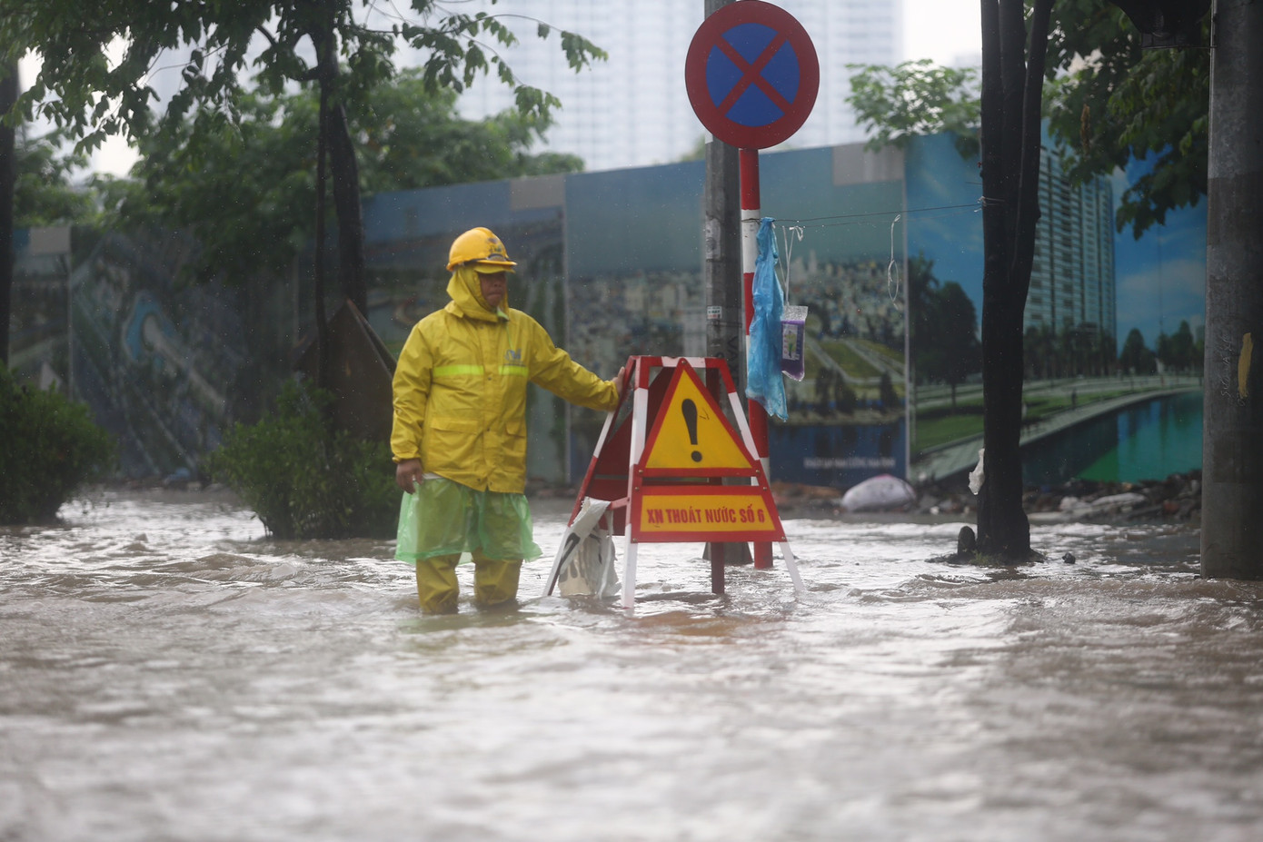 Khu vực nút giao với đường Lương Thế Vinh ngập sâu khoảng 70-80 cm, có chỗ đến 1m, các phương tiện không thể di chuyển vào khu vực trên.